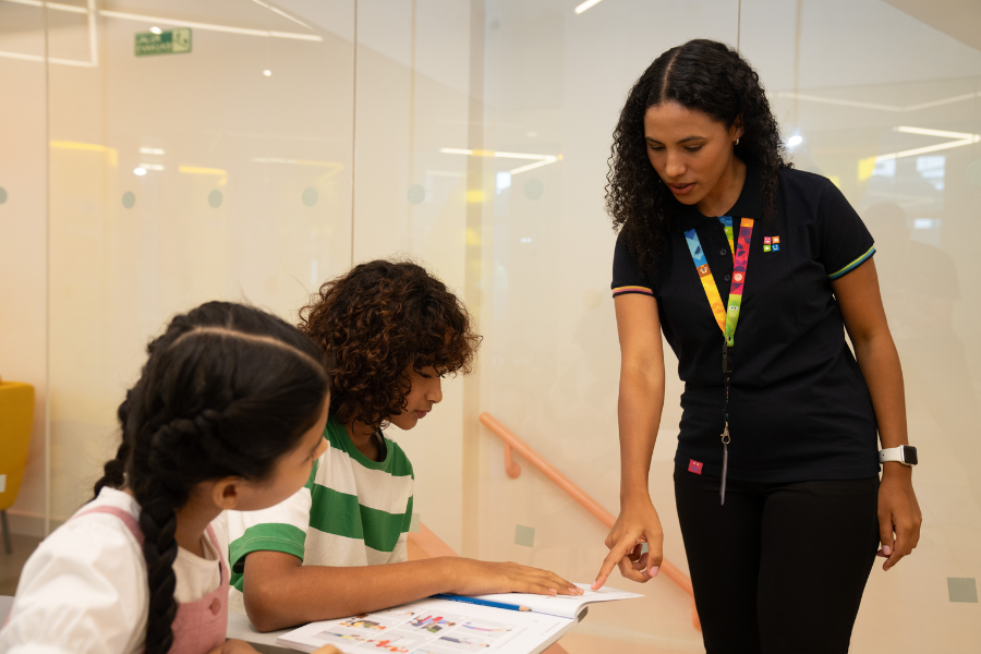 Present Continuous Tense Ketahui Pengertian, Contoh, dan Rumusnya untuk Belajar